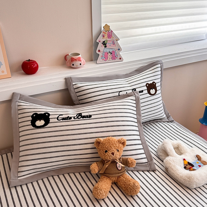 91家纺网 家纺一手货源 找家纺 蓝邻家纺 2025年新款PE提花卡通毛巾绣凉席系列场景二 邦尼熊