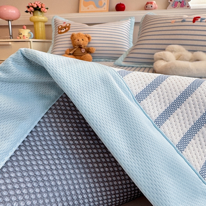 91家纺网 家纺一手货源 找家纺 蓝邻家纺 2025年新款PE提花卡通毛巾绣凉席系列场景二 熊熊伙伴