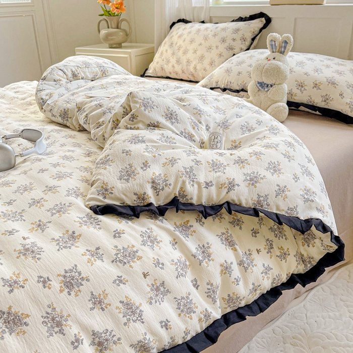 91家纺网 家纺一手货源 找家纺 优选 2025新款直播热款赫本风花边款针织皱皱纱法式印花吊边床单三件套床笠四件套 白茶