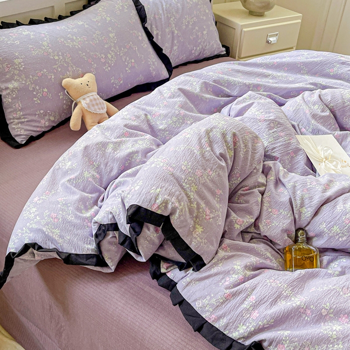 91家纺网 家纺一手货源 找家纺 优选 2025新款直播热款赫本风花边款针织皱皱纱法式印花吊边床单三件套床笠四件套 艾薇紫