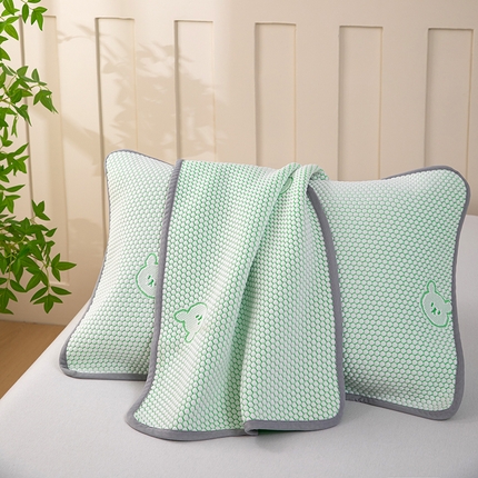 91家纺网 家纺一手货源 找家纺 （总）帛洵 2025新款自然凉冰豆豆枕巾系列-熊头