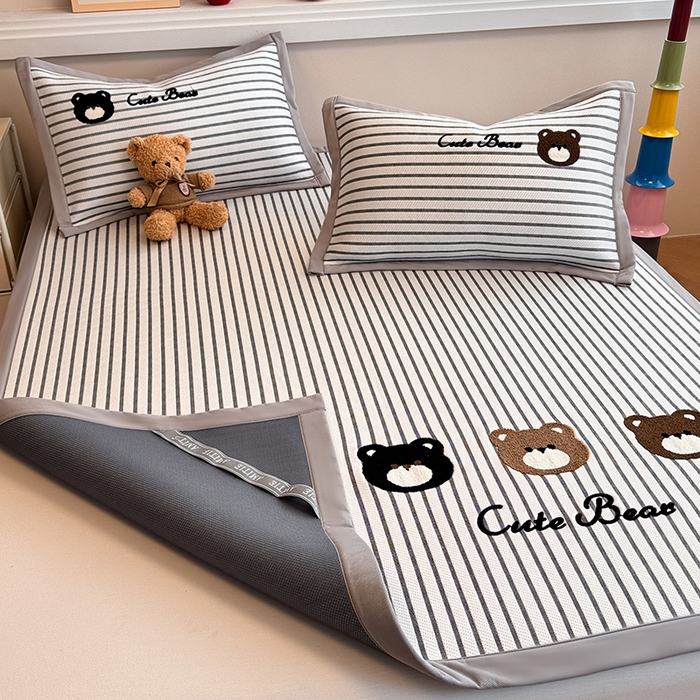 91家纺网 家纺一手货源 找家纺 蓝邻家纺 2025年新款PE提花卡通毛巾绣凉席系列场景二 邦尼熊