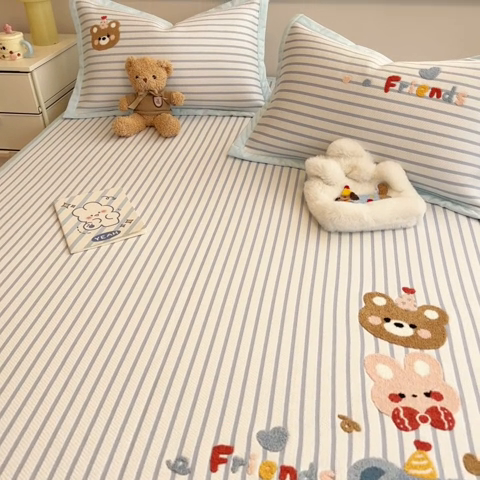 91家纺网 家纺一手货源 找家纺 蓝邻家纺 2025年新款PE提花卡通毛巾绣凉席系列场景二 熊熊伙伴