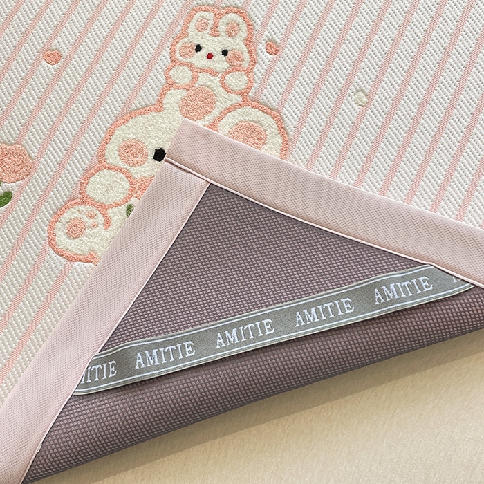 91家纺网 家纺一手货源 找家纺 2025年新款PE提花卡通毛巾绣凉席系列场景一 软萌兔