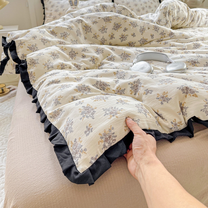 91家纺网 家纺一手货源 找家纺 优选 2025新款直播热款赫本风花边款针织皱皱纱法式印花吊边床单三件套床笠四件套 白茶