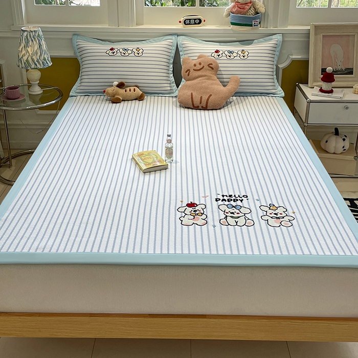 91家纺网 家纺一手货源 找家纺 2025年新款PE提花卡通毛巾绣凉席系列场景一 欢乐小狗