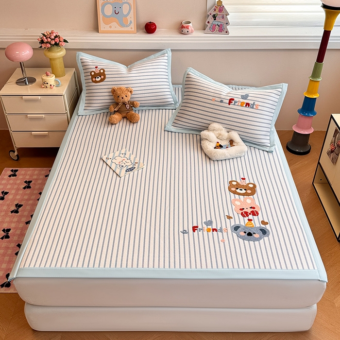 91家纺网 家纺一手货源 找家纺 蓝邻家纺 2025年新款PE提花卡通毛巾绣凉席系列场景二 熊熊伙伴