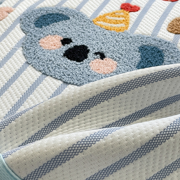 91家纺网 家纺一手货源 找家纺 2025年新款PE提花卡通毛巾绣凉席系列场景一 熊熊伙伴