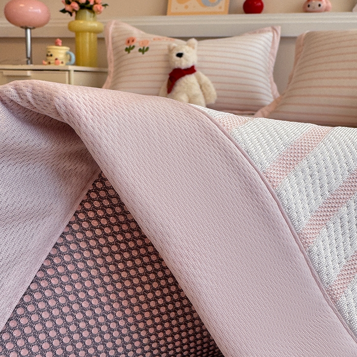 91家纺网 家纺一手货源 找家纺 蓝邻家纺 2025年新款PE提花卡通毛巾绣凉席系列场景二 软萌兔