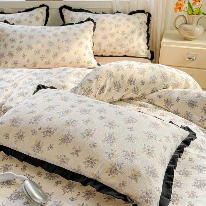 91家纺网 家纺一手货源 找家纺 优选良品 2025新款直播热款赫本风皱皱双层纱花边款针织皱皱纱法式印花吊边床单三件套床笠四件套 白茶