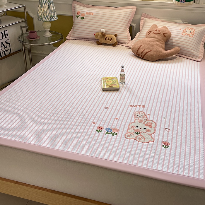 91家纺网 家纺一手货源 找家纺 2025年新款PE提花卡通毛巾绣凉席系列场景一 软萌兔