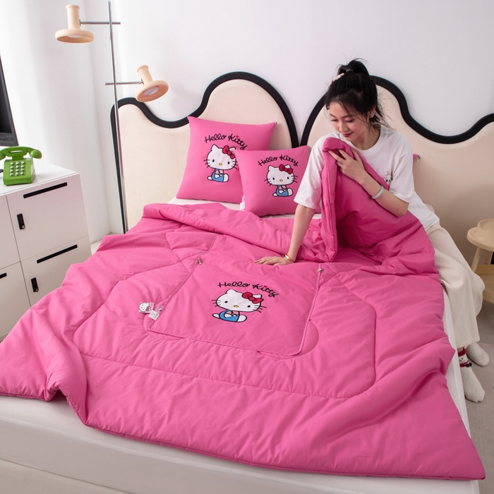 91家纺网 家纺一手货源 找家纺 照世家纺 2025新款全棉纯棉三丽鸥抱枕被【券后控价不低于：78/99/129/149/179】凯蒂猫-粉