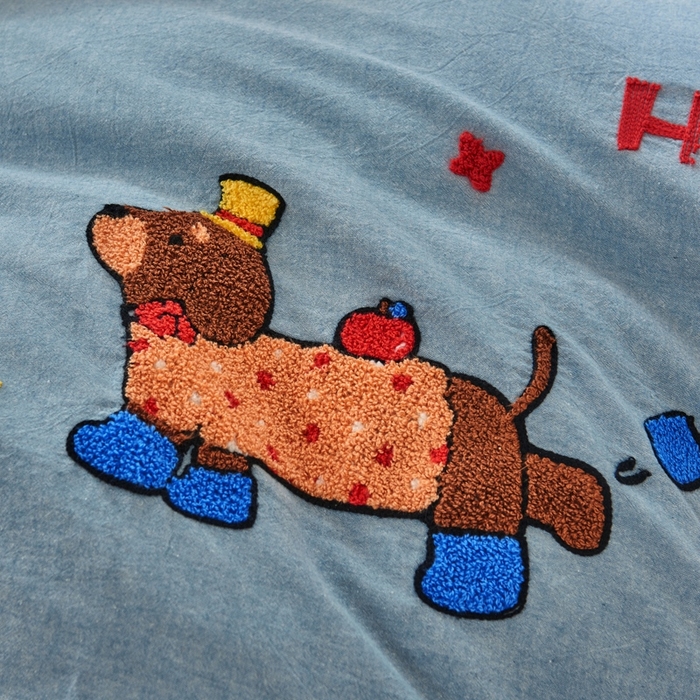 91家纺网 家纺一手货源 找家纺 徕米家居  2025新款色织全棉水洗棉毛巾绣四件套 奔跑小狗-蓝