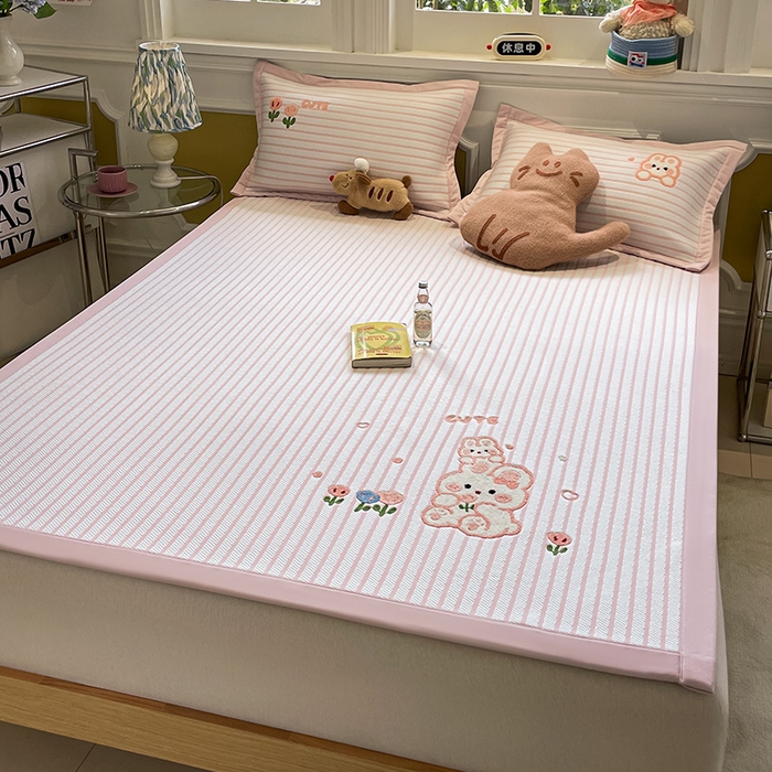 91家纺网 家纺一手货源 找家纺 2025年新款PE提花卡通毛巾绣凉席系列场景一 软萌兔