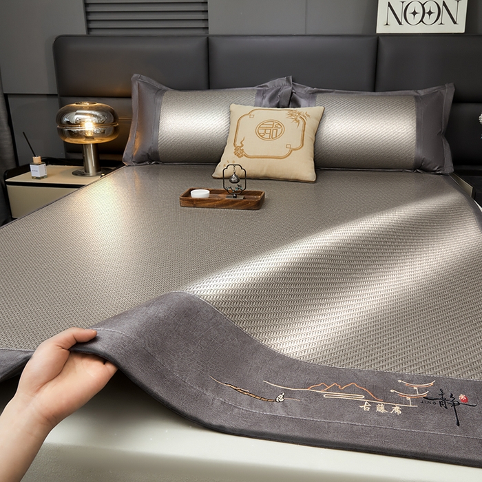 91家纺网 家纺一手货源 找家纺 卡罗兰 2025新款PE超冷感霸王藤刺绣凉席冰藤席床单款 霸王藤-烟灰色