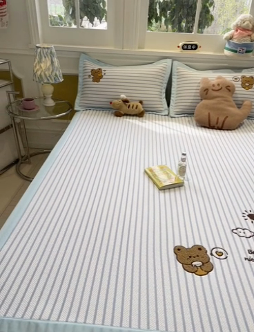 91家纺网 家纺一手货源 找家纺 2025年新款PE提花卡通毛巾绣凉席系列场景一 幸运狗