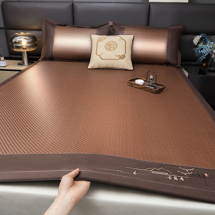 91家纺网 家纺一手货源 找家纺 （总）卡罗兰 2025新款PE超冷感霸王藤刺绣凉席冰藤席床单款