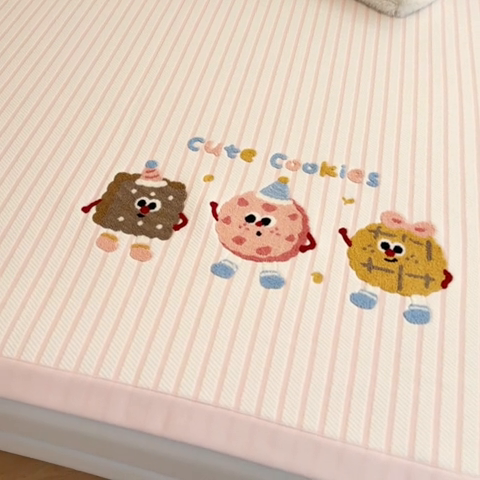 91家纺网 家纺一手货源 找家纺 蓝邻家纺 2025年新款PE提花卡通毛巾绣凉席系列场景二 趣多多