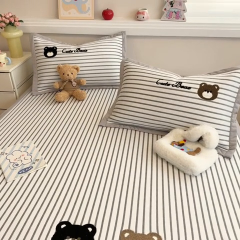 91家纺网 家纺一手货源 找家纺 蓝邻家纺 2025年新款PE提花卡通毛巾绣凉席系列场景二 邦尼熊