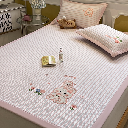 91家纺网 家纺一手货源 找家纺 2025年新款PE提花卡通毛巾绣凉席系列场景一 软萌兔