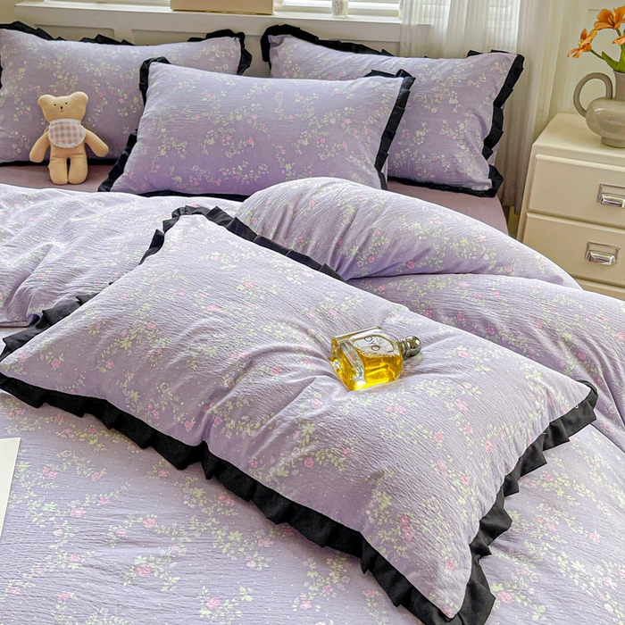 91家纺网 家纺一手货源 找家纺 优选 2025新款直播热款赫本风花边款针织皱皱纱法式印花吊边床单三件套床笠四件套 艾薇紫