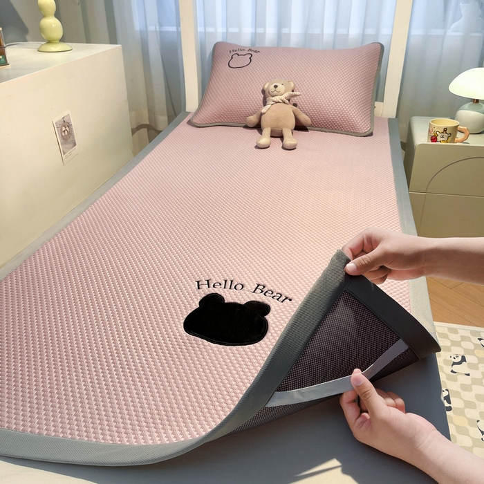 91家纺网 家纺一手货源 找家纺 （总）梵朴 2025新款凉感PE冰豆豆贴布绣凉席-学生床