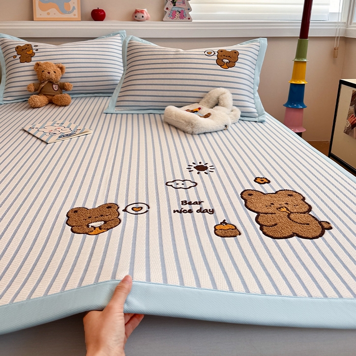 91家纺网 家纺一手货源 找家纺 蓝邻家纺 2025年新款PE提花卡通毛巾绣凉席系列场景二 幸运狗