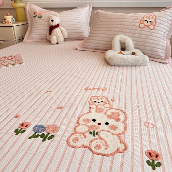 91家纺网 家纺一手货源 找家纺 蓝邻家纺 2025年新款PE提花卡通毛巾绣凉席系列场景二 软萌兔