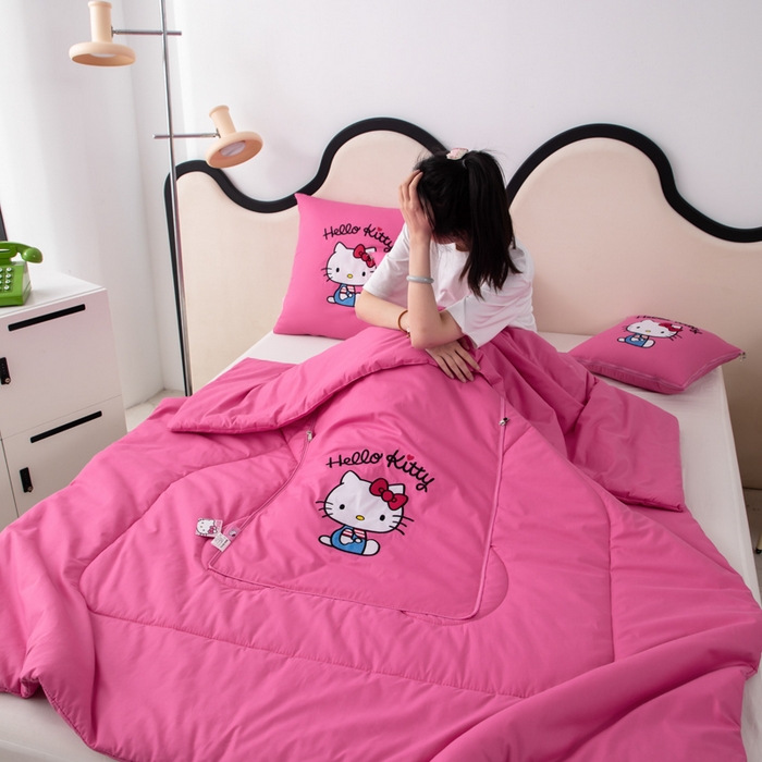 91家纺网 家纺一手货源 找家纺 照世家纺 2025新款全棉纯棉三丽鸥抱枕被【券后控价不低于：78/99/129/149/179】凯蒂猫-粉