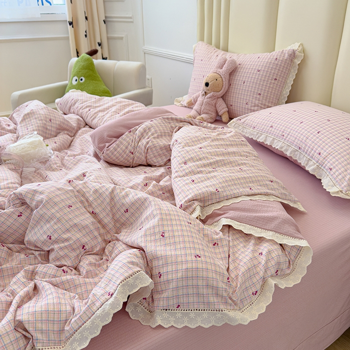 91家纺网 家纺一手货源 找家纺 竹合家纺 2025新款云感皱皱四件套-镂空花边款法式 花边款-彩格樱桃