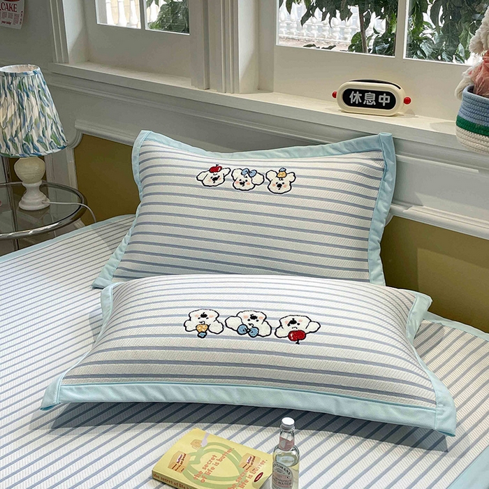 91家纺网 家纺一手货源 找家纺 2025年新款PE提花卡通毛巾绣凉席系列场景一 欢乐小狗