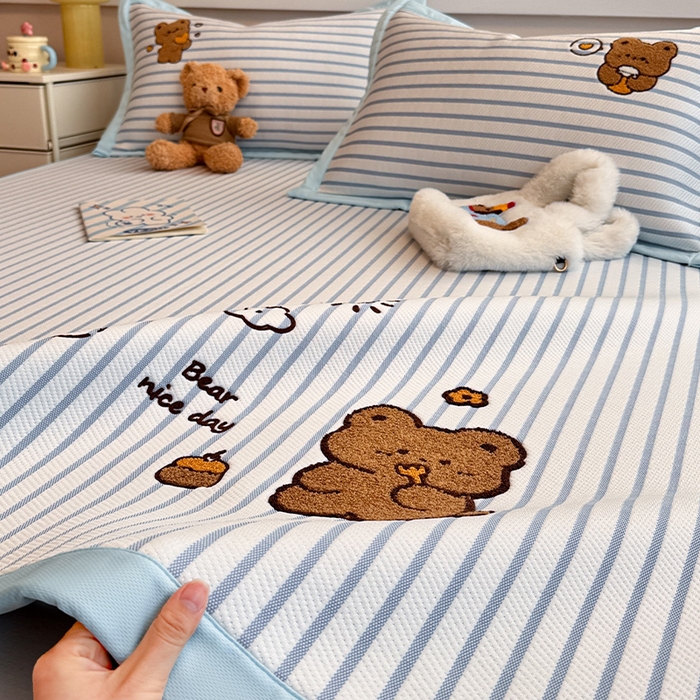 91家纺网 家纺一手货源 找家纺 蓝邻家纺 2025年新款PE提花卡通毛巾绣凉席系列场景二 幸运狗