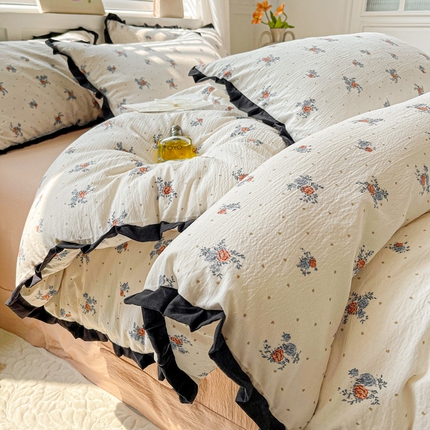 91家纺网 家纺一手货源 找家纺 优选 2025新款直播热款赫本风花边款针织皱皱纱法式印花吊边床单三件套床笠四件套 舒曼