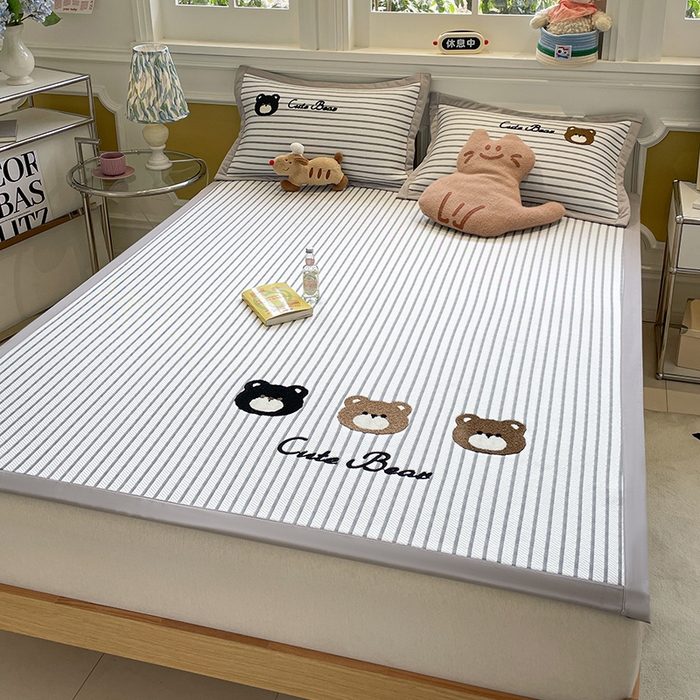 91家纺网 家纺一手货源 找家纺 2025年新款PE提花卡通毛巾绣凉席系列场景一 邦尼熊