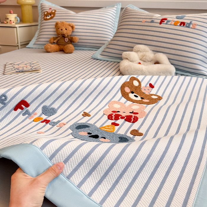 91家纺网 家纺一手货源 找家纺 蓝邻家纺 2025年新款PE提花卡通毛巾绣凉席系列场景二 熊熊伙伴