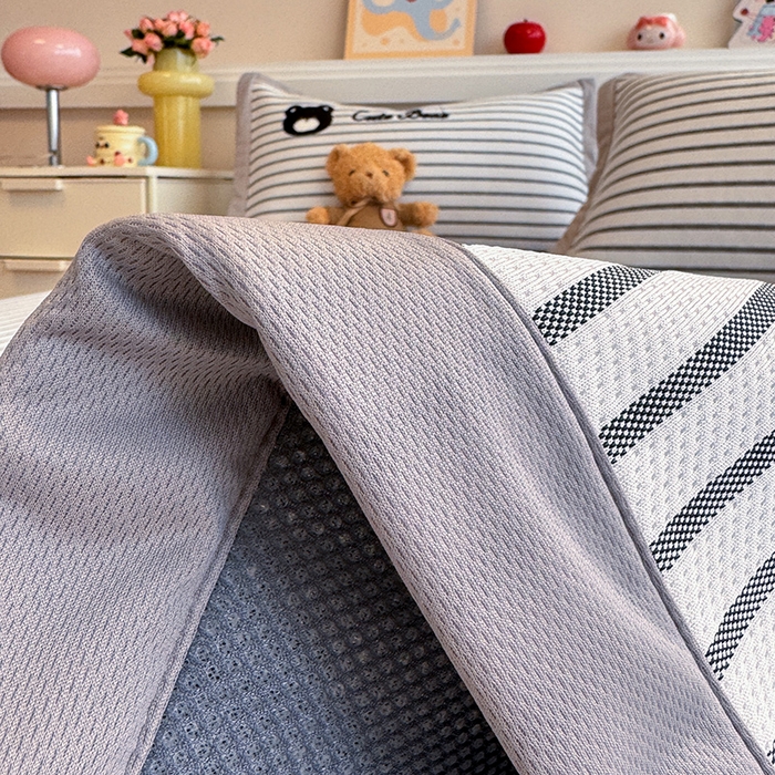 91家纺网 家纺一手货源 找家纺 （总）蓝邻家纺 2025年新款PE提花卡通毛巾绣凉席系列场景二