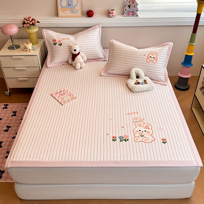 91家纺网 家纺一手货源 找家纺 蓝邻家纺 2025年新款PE提花卡通毛巾绣凉席系列场景二 软萌兔