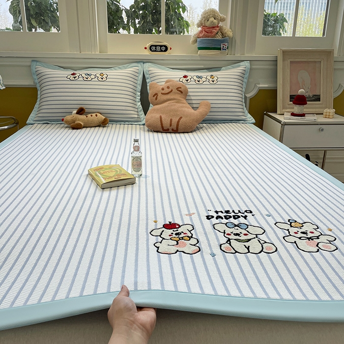 91家纺网 家纺一手货源 找家纺 2025年新款PE提花卡通毛巾绣凉席系列场景一 欢乐小狗