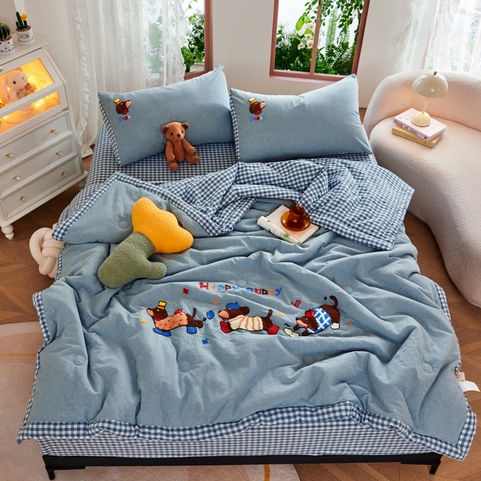 91家纺网 家纺一手货源 找家纺 徕米家居  2025新款色织全棉纯棉绣花夏被夏凉被空调被四件套 奔跑小狗-蓝