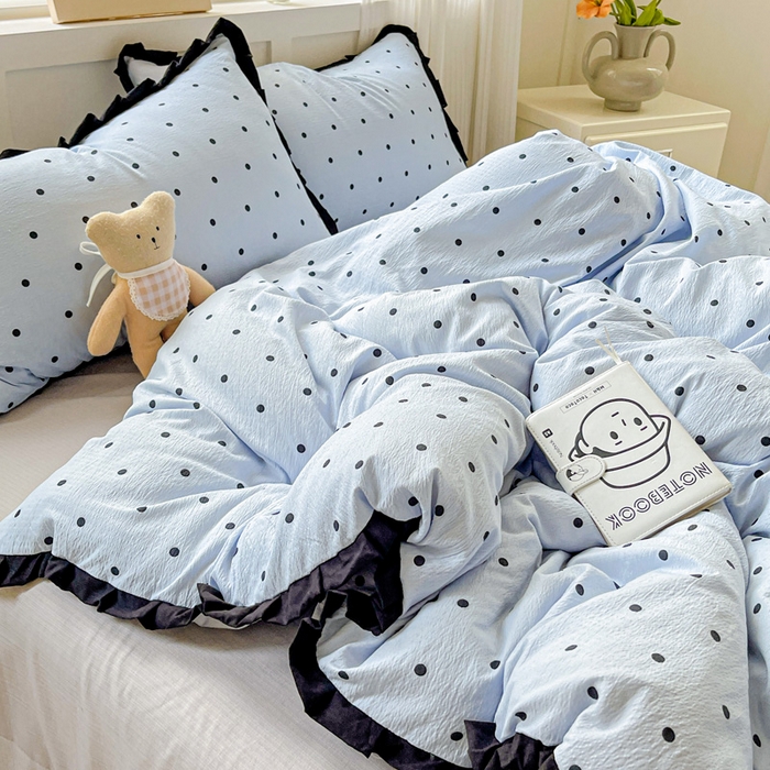 91家纺网 家纺一手货源 找家纺 优选 2025新款直播热款赫本风花边款针织皱皱纱法式印花吊边床单三件套床笠四件套 波点-蓝