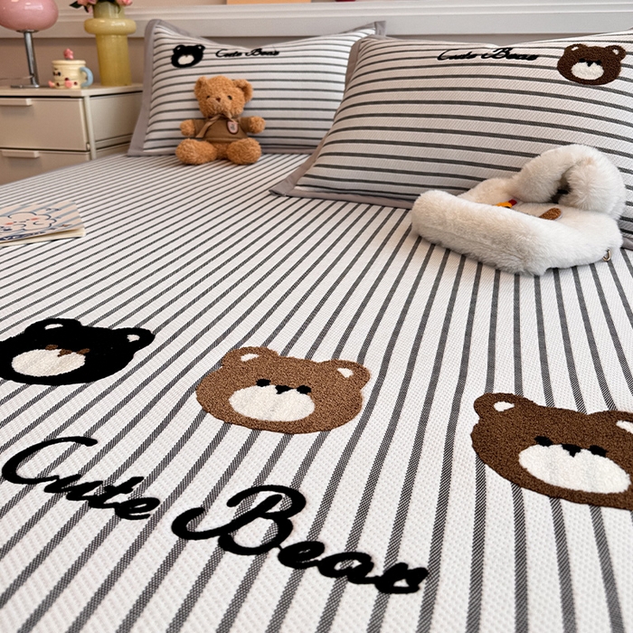 91家纺网 家纺一手货源 找家纺 蓝邻家纺 2025年新款PE提花卡通毛巾绣凉席系列场景二 邦尼熊