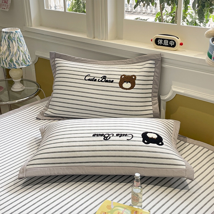 91家纺网 家纺一手货源 找家纺 2025年新款PE提花卡通毛巾绣凉席系列场景一 邦尼熊