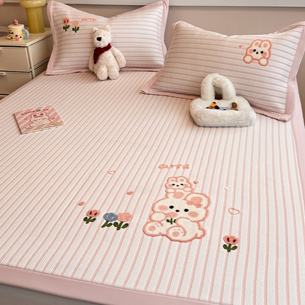 91家纺网 家纺一手货源 找家纺 蓝邻家纺 2025年新款PE提花卡通毛巾绣凉席系列场景二 软萌兔