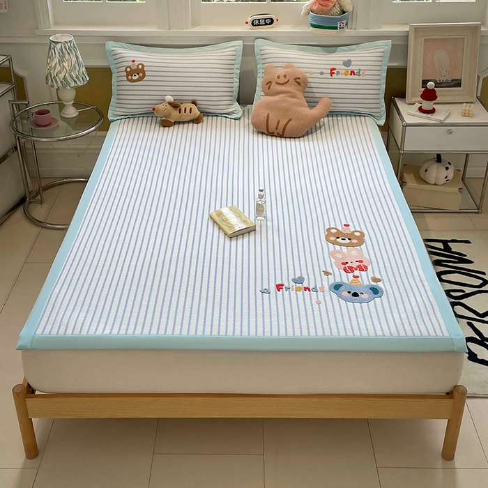 91家纺网 家纺一手货源 找家纺 2025年新款PE提花卡通毛巾绣凉席系列场景一 熊熊伙伴