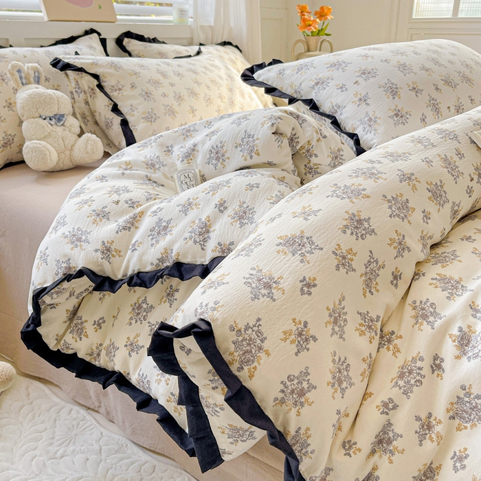 91家纺网 家纺一手货源 找家纺 优选良品 2025新款直播热款赫本风皱皱双层纱花边款针织皱皱纱法式印花吊边床单三件套床笠四件套 白茶