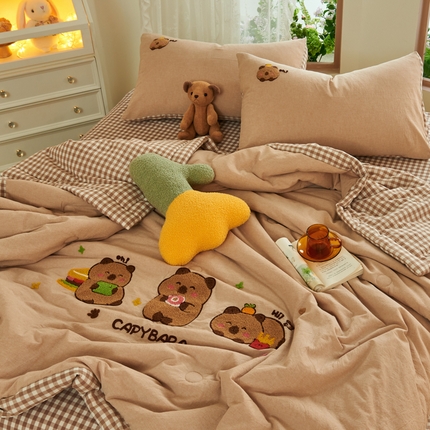 91家纺网 家纺一手货源 找家纺 徕米家居  2025新款色织全棉纯棉绣花夏被夏凉被空调被四件套 卡皮巴拉-咖