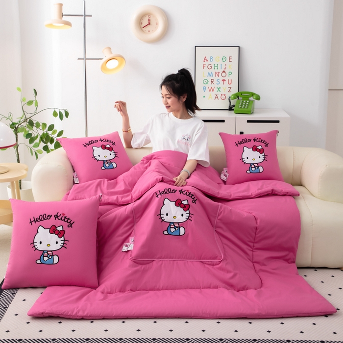 91家纺网 家纺一手货源 找家纺 照世家纺 2025新款全棉纯棉三丽鸥抱枕被【券后控价不低于：78/99/129/149/179】凯蒂猫-粉