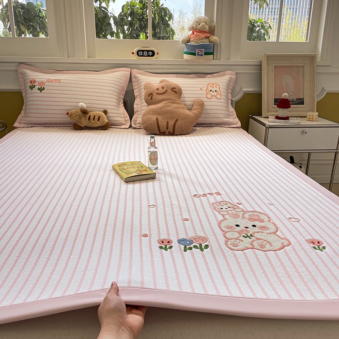 91家纺网 家纺一手货源 找家纺 2025年新款PE提花卡通毛巾绣凉席系列场景一 软萌兔