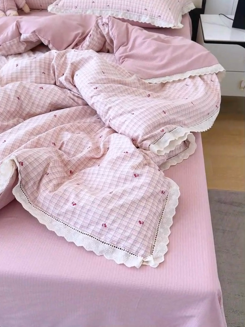 91家纺网 家纺一手货源 找家纺 竹合家纺 2025新款云感皱皱四件套-镂空花边款法式 花边款-彩格樱桃