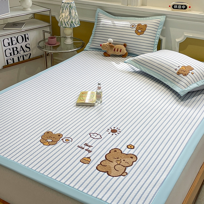 91家纺网 家纺一手货源 找家纺 2025年新款PE提花卡通毛巾绣凉席系列场景一 幸运狗